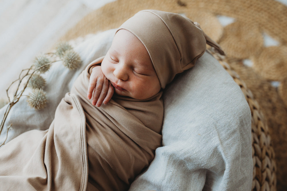 Cache-couche et bonnet en jersey camel